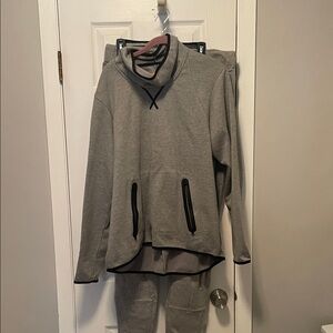 Champion Victory Fleece in Gray. Women’s XL  NICE GOR THAT Chilly Walk